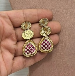 Impresionante Joyería de Alta Calidad Inspirada en Sabyasachi, Hecha a Mano, de Latón Chapado en Oro, con Incrustaciones de Kundan, Perlas de Imitación y Estilo Rajwadi para Fiestas - Product Image 2