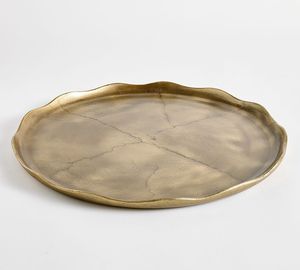 Bandeja de Servicio Clásica de Latón con un Atractivo Decorativo Atemporal para Cenas Familiares, Eventos de Hospitalidad, Uso en la Cocina y Decoración del Hogar - Product Image 1