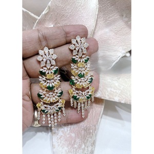 Pendientes de latón chapado en oro de calidad premium con circonita brillante y piedra tallada en forma de rosa para mujer, ideales para fiestas y eventos nocturnos. - Product Image 1