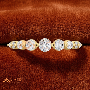 Bague de luxe en or 18 carats avec diamants gradués |   Bague de mariage en diamant rond brillant cultivé en laboratoire |   Bague minimaliste en diamant pour anniversaire - Product Image 2