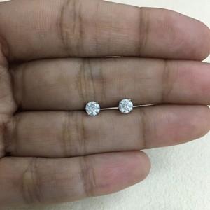 Pendientes de plata de ley 925 con diamantes naturales de corte redondo chapados en rodio para mujer, joyería de boda moderna de 0,66 quilates, 4,5 mm - Product Image 4