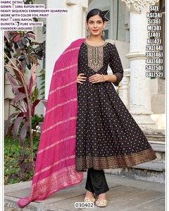 Robe Anarkali Gulshan Noir moderne, respirante et confortable, longue jusqu'au sol, en rayonne, avec broderie et veste - Product Image 4