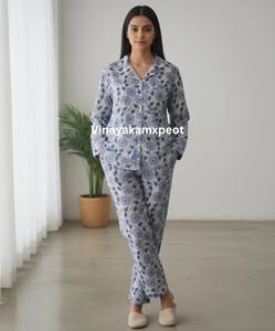 Ensemble de pyjama en coton imprimé à la main avec motifs floraux bleus élégants, 100% coton de qualité supérieure, respirant, séchage rapide, confortable pour l'été, élastiqué - Product Image 2