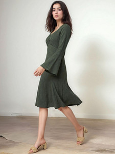Vestidos Midi Holgados de Verano en Georgette con Dobladillo Acampanado, Diseño Original en Verde Oliva, Impresión Digital, Venta al Por Mayor - Product Image 4