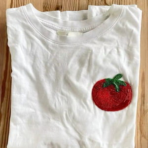 T-shirt en coton blanc le plus vendu avec broderie perlée artisanale motif potager de tomates rouges pour femme – Tendance mode - Product Image 1