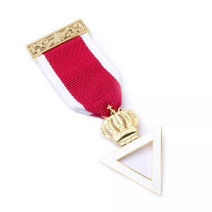 Médaille triangulaire Couronne d'or avec ruban rouge, accessoire de décoration - Product Image 4