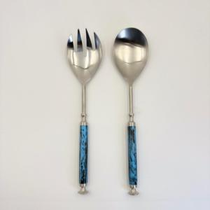 Juego de utensilios para servir ensalada plateados y pulidos, de metal decorativo, con mango redondo de resina azul. - Product Image 1