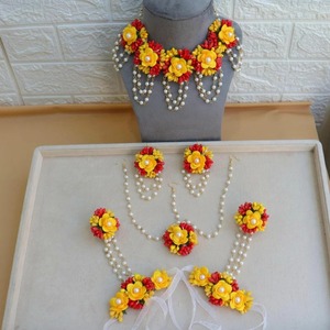 Joyería de Flores de Tela con Collar de Baby Breath, Pendientes, Hathful, Maangtika |   Haldi, Joyería Mehandi |   Ritual Mayún - Product Image 2