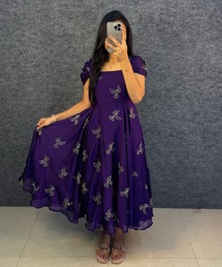 Vestido Midi Morado de Rayón para Mujer con Mariposas Bordadas, Estilo Tradicional Indio-Pakistaní 86266 ABC-133 TITTLI - Product Image 3