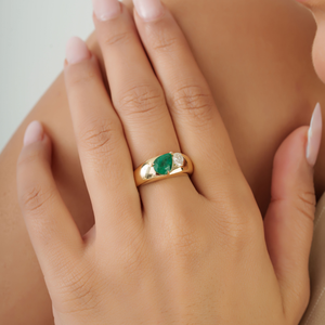 Venta Directa de Fábrica: Anillo Toi et Moi de Oro Amarillo K14 con Esmeralda y Diamantes, Piedra de Nacimiento de Mayo. Última Novedad en Joyería de Diseño Audaz. - Product Image 4