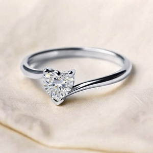 Anillo de Compromiso Solitario Clásico Rhaya Jewels de Plata de Ley 925 con Baño de Rodio y Zirconia Cúbica en Forma de Corazón, Engaste de Puntas, Delicado, para Mujer - Product Image 1