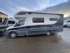 Camping-car Winnebago 2024 pour 4 à 6 personnes, idéal pour les voyages en plein air - Product Image 5