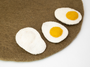 ไข่สักหลาดเย็บมือ ของเล่นทำอาหารสำหรับเด็ก ชุดอาหารเช้าสำหรับเล่นบทบาทสมมติในวันอีสเตอร์ ผลิตภัณฑ์ค้าปลีกแบบยุติธรรม ทำจากเส้นใยขนสัตว์ 100% - Product Image 4