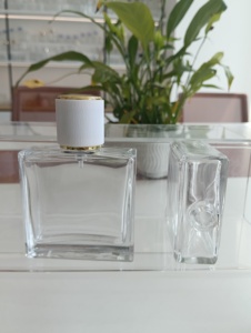 ขวดแก้วสี่เห<span class=keywords><strong>ล</strong></span>ี่ยมไล่สีขนาด 50 มล. 100 มล. สำหรับบรรจุน้ำหอมแบบเป<span class=keywords><strong>ล</strong></span>่า ฝาสีดำสำหรับฉีดพ่นน้ำหอม พร้อมบริการสกรีนโลโก้ - Product Image 5