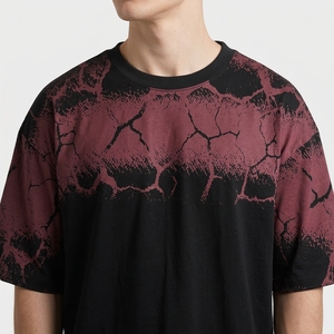 Camiseta de manga corta oversize para hombre, negra con estampado rojo agrietado, estilo streetwear, cuello redondo. - Product Image 5