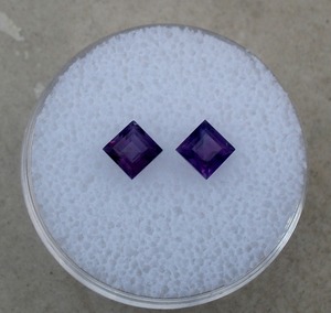 พลอยแอมะทิสต์ทรงสี่เหลี่ยมธรรมชาติ ขนาด 4 มม. แต่ละเม็ด รับรองโดยผู้ตรวจสอบอิสระ เหมาะสำหรับทำเครื่องประดับสีเขียว - Product Image 1