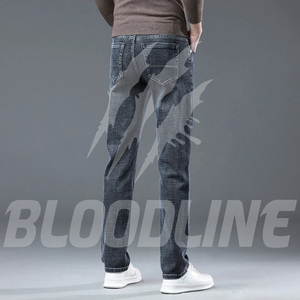 Jeans de Hombre Bloodline de Color Sólido, Corte Recto, Cintura Media, Ajuste Regular, Casuales, de Algodón Transpirable, Ligeros, Lavado Enzimático, con Rasgaduras en la Cadera - Product Image 2