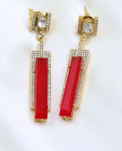 Boucles d'oreilles pendantes élégantes en laiton plaqué or de qualité supérieure avec pierres en zircon pour femmes, idéales pour les soirées et la mode tendance - Product Image 2