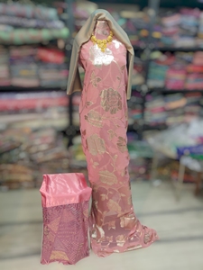 ผ้าชุดเดรสสีชมพูฝุ่นแบบฟรานซาวี ดีแรค พร้อมลายดอกไม้สีทองแบบแจ็คการ์ด และผ้าคลุมไหล่แบบเรียบเข้าชุด - Product Image 1