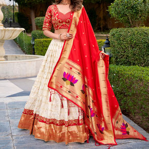 Lehenga Choli de seda suave Paithani con tejido Zari y lentejuelas, semicosturado - Product Image 1