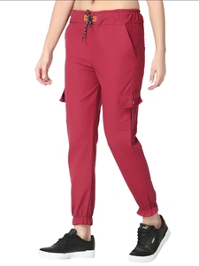 Pantalon cargo décontracté léger pour femme, taille élastique rouge avec cordon de serrage et poches latérales, idéal pour le printemps - Product Image 4