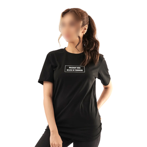 Camisetas de mujer para uso diario, de color negro sólido, hechas en Pakistán, con diseño único, precio competitivo y tela transpirable. - Product Image 1