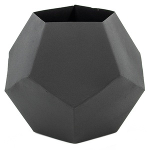 Vase géométrique en fer noir mat industriel |   Pot de fleurs hexagonal minimaliste en métal, vase de table pour le bureau et le salon - Product Image 1