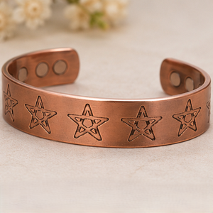 Brazalete Terapéutico Magnético de Cobre Puro con Estrella de Cinco Puntas Grabada, Hecho a Mano, con Relieve, Joyería de Lujo - Product Image 1
