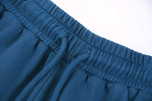 Pantalones cortos tipo bermuda de algodón azul liso para hombre con cintura con cordón y bolsillos estilo casual - Product Image 2