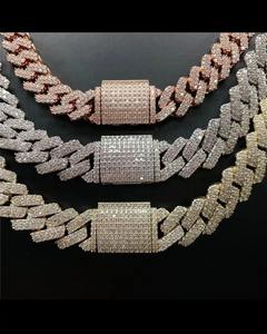 Collar de Plata de Ley 925 con Cadena Cubana Estilo Hip Hop, Colgante con Incrustaciones de Diamantes VVS, Moissanita Redonda de Corte Brillante Personalizada - Product Image 1