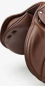 Selle d'équitation anglaise de luxe en cuir synthétique haut de gamme avec quincaillerie en bois, plastique et laiton – Polyvalente pour le saut d'obstacles, activités sportives de plein air, abordable - Product Image 3