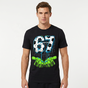 เสื้อยืดแขนสั้นสีดำสำหรับผู้ชาย พิมพ์ลายลูกฟุตบอลหมายเลข 67 ดีไซน์หยดน้ำ พร้อมลายพิมพ์ถุงมือผู้รักษาประตูสีเขียวด้านหน้า สไตล์ลำลอง - Product Image 3