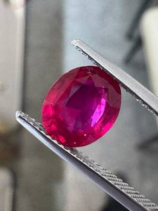 Rubí Natural de Mozambique Sin Tratamiento Térmico, 3.01CT, Corte Ovalado, Color Rojo Rosado con Juego de Color/Fuego, Sin Orificio para Joyería, Anillos - Product Image 4