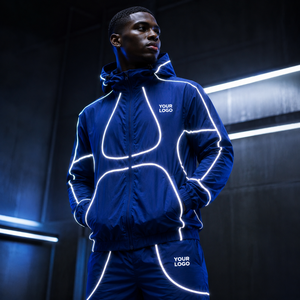 Ensemble de survêtement coupe-vent réfléchissant personnalisé pour homme avec veste à capuche et short – Tenue de sport - Product Image 1