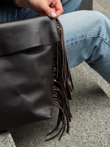 Elegante Bolso Clutch de Cuero Marrón con Flecos – Pieza de Diseño Estilosa para Uso Diario y de Viaje - Product Image 2