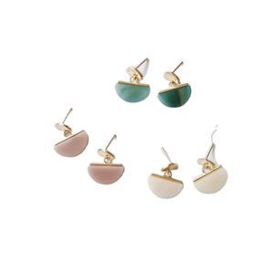 Boucles d'oreilles en métal et en résine, Design en résine et bois, peinture de fille, bijoux légers - Product Image 1