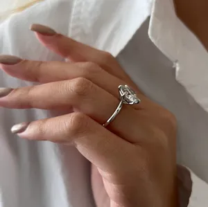 Exquisito Anillo de Compromiso Solitario con Diamante Cultivado en Laboratorio de 5 Quilates, Corte Brillante, E VVS2, Oro Blanco de 18K, Seis Puntas, Certificado IGI, para Mujer - Product Image 2