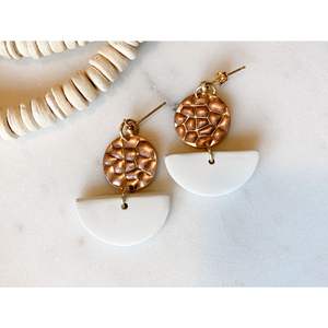 Boucles d'oreilles en résine légères, fabriquées à la main avec un polissage lisse, design tendance, qualité durable pour les bijoux de mode, accessoires en cristal - Product Image 4