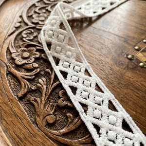 Ribete de encaje geométrico de poliéster blanco de alta calidad - Borde de ganchillo con textura de diamante 3D para Saree, Dupatta, Vestido - Product Image 1