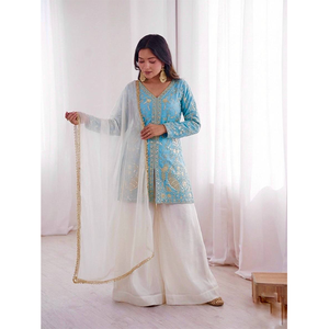 ชุดสูทชาราร่าผ้าไหมเฟนดี้ คอลเลคชั่นนักออกแบบเสื้อผ้าอินเดียสุดหรู พร้อมงานปักเลื่อมและผ้าคลุมไหล่ ขนาดใหญ่พิเศษ - Product Image 1