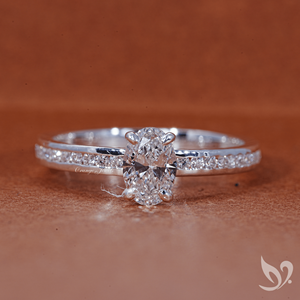 แหวนเพชรทรงรี 0.50 กะรัต เพาะเลี้ยงในห้องปฏิบัติการ รับรองโดย IGI ฝังแบบช่องและแบบพาเว่ วงแหวนทองคำขาว 10K - Product Image 1