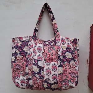 Bolso Tote Acolchado de Algodón Indio con Estampado de Bloques y Diseño Animal Vintage de Channi Textiles, Ideal para la Playa, Viajes y Salidas de Fin de Semana - Product Image 1