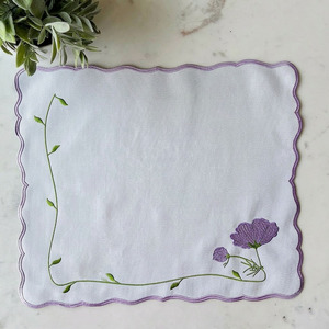 Ensemble de sets de table et de serviettes de luxe personnalisés en gros, lavables, brodés de fleurs violettes, avec bordure festonnée violette, en coton, pour mariage - Product Image 2