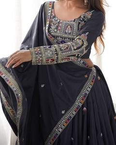 Conjunto de Lehenga Choli Gris Bordado para Mujer, Mezcla de Seda, Traje de Boda, Elástico, de Secado Rápido, Vestido Étnico - Product Image 5