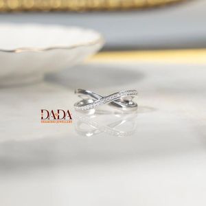 Elegante Anillo de Diamantes Cultivados en Laboratorio con Diseño Cruzado para Mujer, Anillo de Boda Minimalista con Banda Trenzada Infinita y Diamantes Apilables - Product Image 5