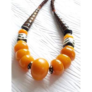 Collier en résine et perles de bois pour tenues décontractées et festives - Product Image 2