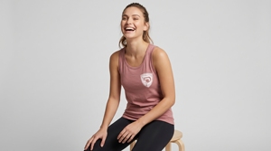 Camiseta sin mangas rosa para mujer con cuello redondo, logo blanco frontal, tejido transpirable, estilo casual - Product Image 4