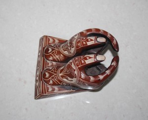 Tarjetero de Resina Tallado a Mano con Diseño de Mano Mudra |   Organizador de Escritorio con Diseño Étnico de Henna |   Decoración Espiritual Única para Oficina - Product Image 4