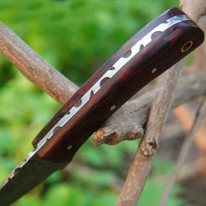 Couteau de chasse utilitaire d'extérieur à lame fixe en acier Damas fait main, haute durabilité, manche en bois, étui en cuir, garantie de 3 ans - Product Image 2