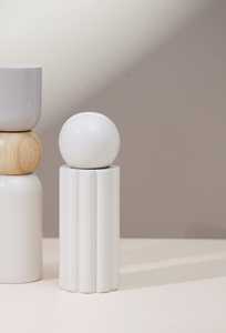 Moulin à épices bicolore inspiré de l'Art déco, robuste et cannelé, avec un dessus sphérique - Product Image 5